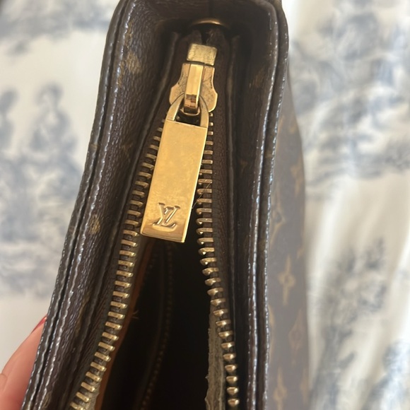 Authentic Louis Vuitton Monogram Looping MM Shoulder Bag. - Picture 10 of 14